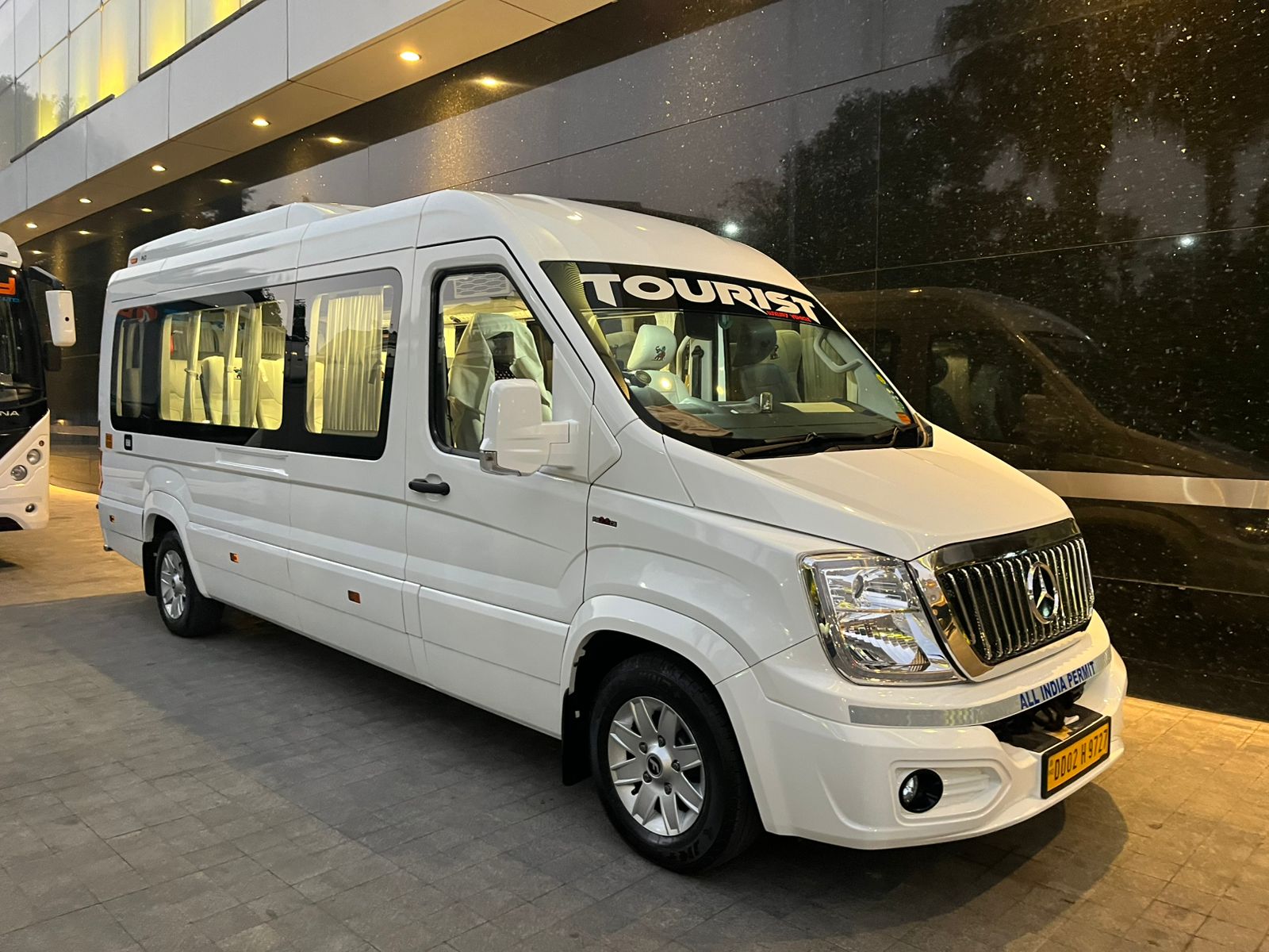Force Urbania 9+1 Seater